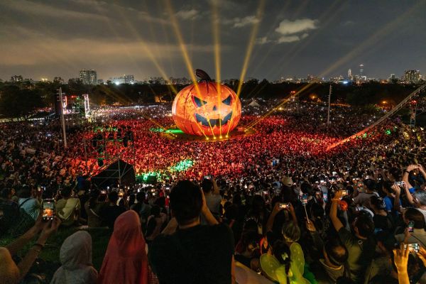 2025高雄萬聖節首度移師衛武營 全日吸引30萬人潮 陳其邁「地味」裝扮驚喜現身同樂1