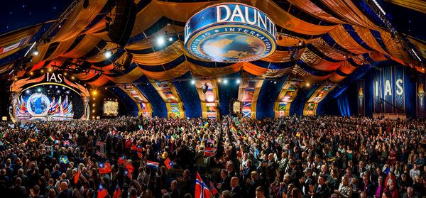 國際山達基人協會年度晚會：公佈全球人道計畫進展與規模擴張