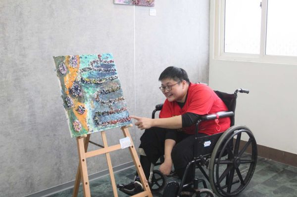 感恩節身障青年獻畫作 回望一年成長軌跡1