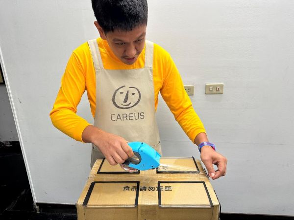 特製箱蓋助憨兒獨立完成封箱 喜憨兒基金會獲輔具設計金獎1