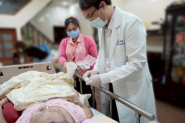 醫師到你家！中醫到宅針灸助長者復能1