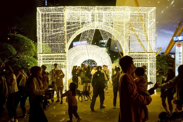 陳其邁點亮高雄永恆星冠聖誕樹 高雄聖誕生活節正式登場1