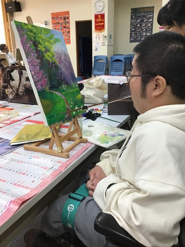 台灣SMA病友協會20週年畫展高醫登場 病友用藝術跨越限制「揮灑生命的色彩」1