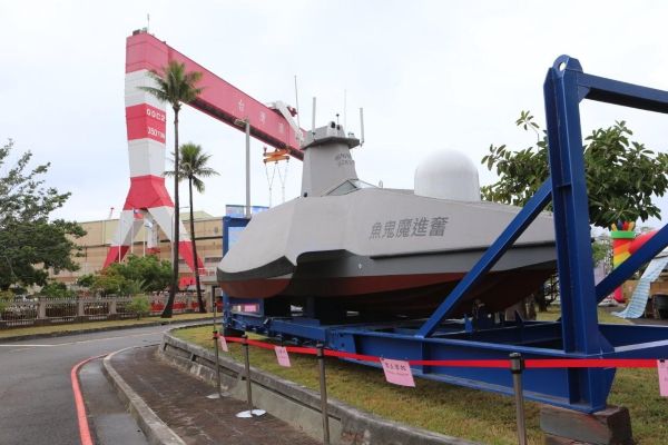 台船公司52週年慶園遊會活動 來賓排隊爭相與「奮進魔鬼魚號」合影1