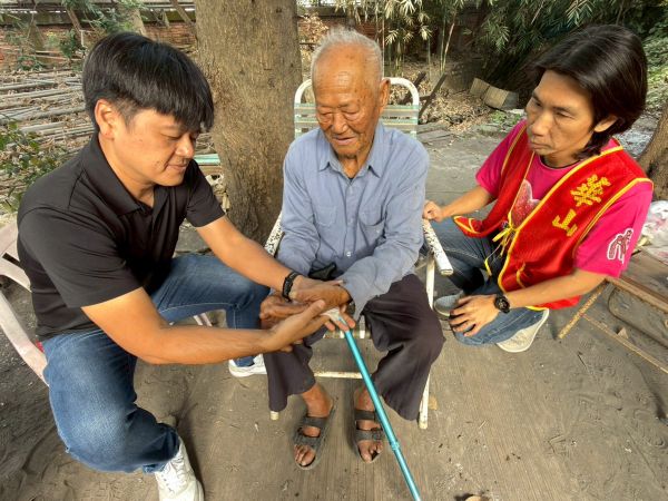 台電員工化身聖誕老人 寒冬送暖助孤老1