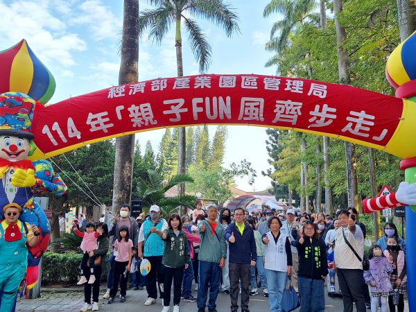 園管局舉辦親子健走 600人齊聚橋頭糖廠共創幸福時光1