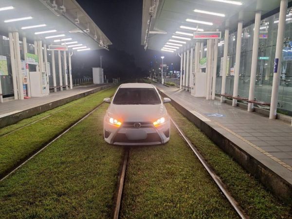 小客車開進輕軌軌道內 卡在C35凱旋武昌站順行方向