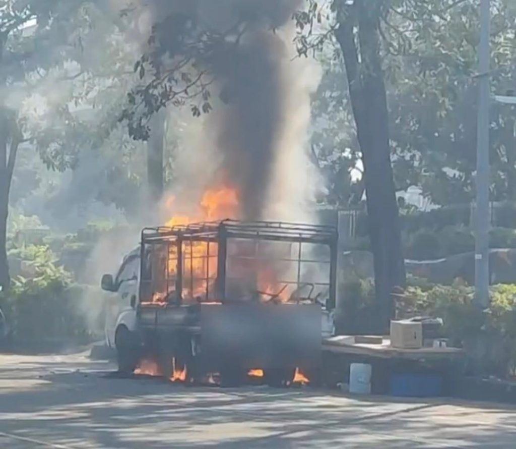 小港區金府路小貨車發生火燒車1