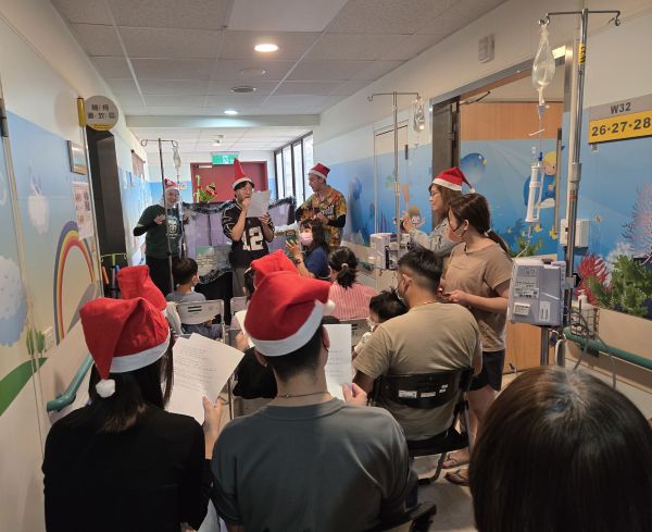 文藻外大將愛送進病房 雙語手偶劇為病童祝福1