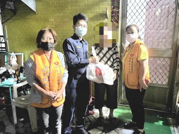 枋寮分局發起「寒冬送暖」關懷行動 警民合作關懷弱勢1