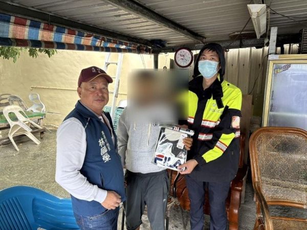 枋警攜手村長寒冬送暖 捐贈發熱衣暖身又暖心1
