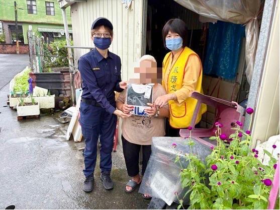 里港警偕欣沺無毒檸檬團隊 歲末年終寒冬關懷慰問弱勢1