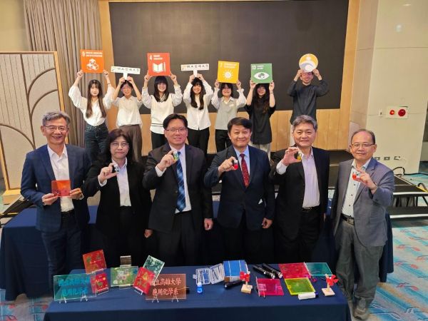 高雄大學應化系助理教授陳泓政 把光「轉個彎」 讓透明建材成為新一代太陽能系統讓窗戶也能發電1