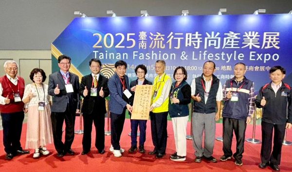 高雄高工校友書法聯誼社領航公益 名家揮毫1