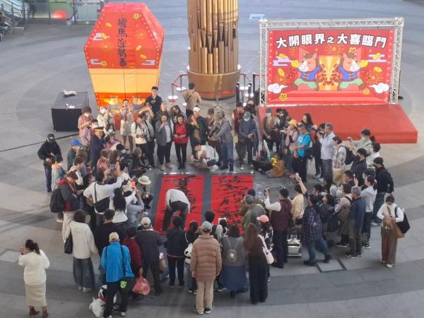 3.5公尺超大春聯 高雄車站下沉廣場 書法大師陳世憲現場揮毫1