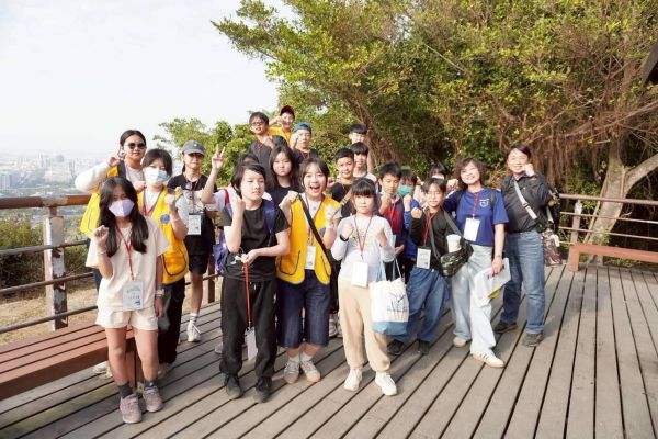 半屏山就是雙語教室！立德國中攜手文藻寒假「爬山學英文」1