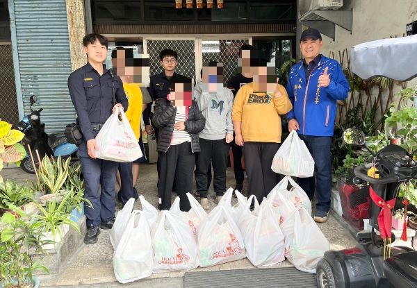 寒冬送暖送物資 里港警關懷弱勢家庭不遺餘力1