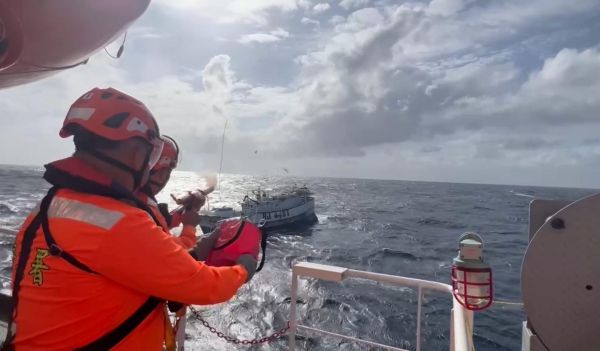 屏東琉球籍漁船百浬外失去動力 海巡雲林艦驚濤駭浪下五天四夜救援返台1