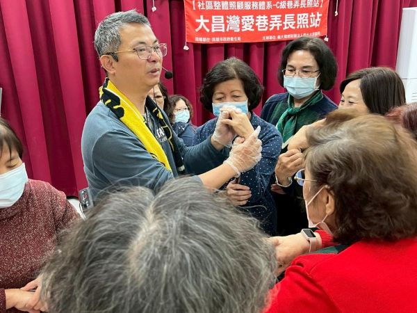 義大大昌醫院打造「冬日療癒補給站」 寒冬送暖進社區 陪伴長者健康過冬1