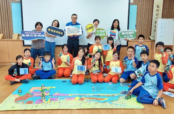 臺灣港埠協會攜手串聯資源 帶領鼓山學童玩轉AI機器人 認識高雄港區與港埠運作1