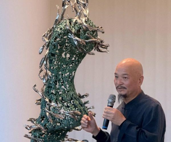 許文融大師現場揮毫引領國風之美 《美麗傳說》旅運中心雕塑揭幕1