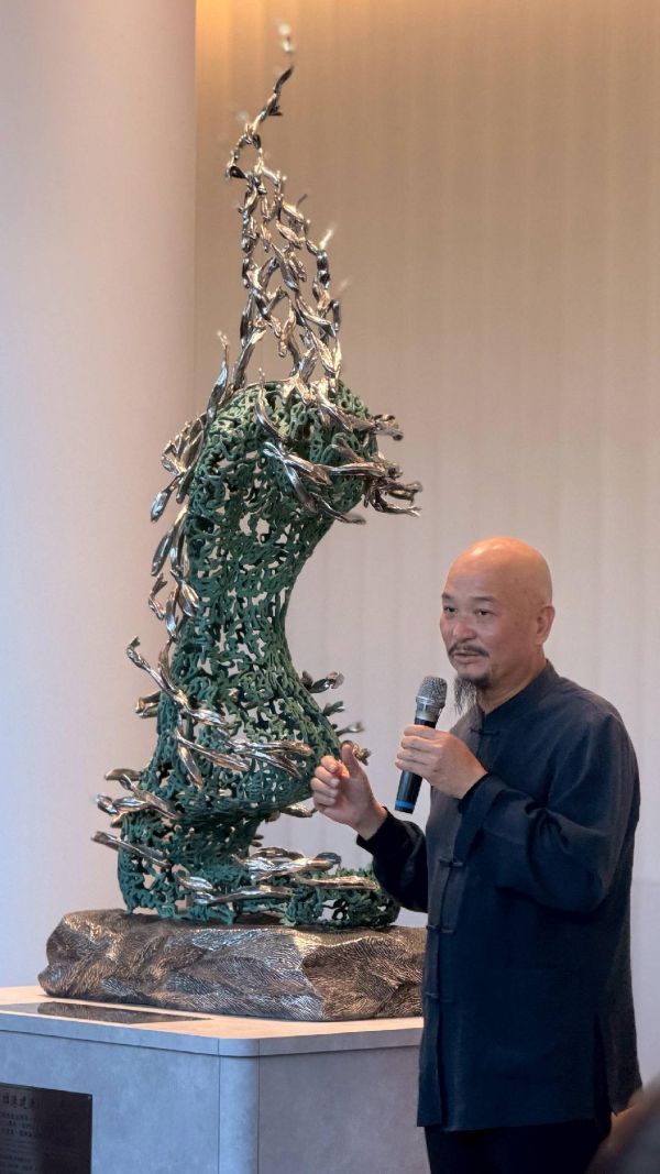 許文融大師現場揮毫引領國風之美 《美麗傳說》旅運中心雕塑揭幕1