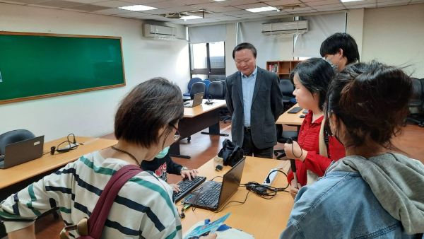 高雄一考區試場開放順利 兼主任王政彥籲請考生考試日提早出門1