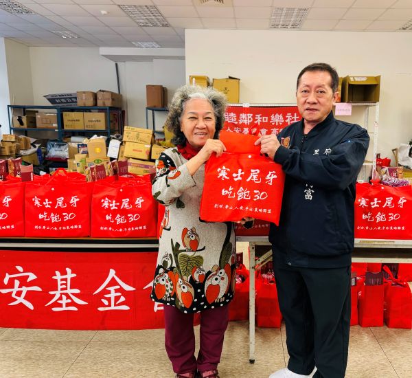 人安高雄站迎立春 愛心大使送年禮 揭開高雄站寒士吃飽30序幕1