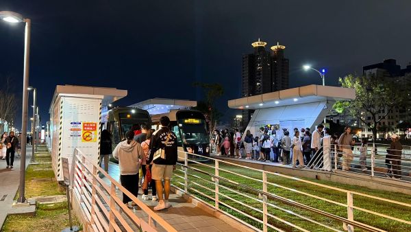 冬日遊樂園助攻 高雄輕軌單日運量高峰近10萬 再創歷史新高1