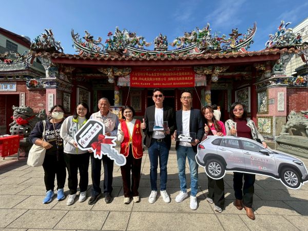 旗山天后宮為孤苦長輩點平安燈 企業捐贈華山基金會到宅服務車1