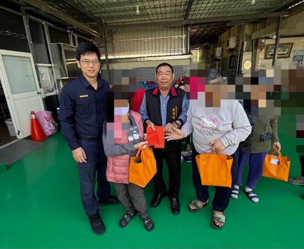 東港警深入轄區弱勢家庭偕船頭里長善心人士發放物資1