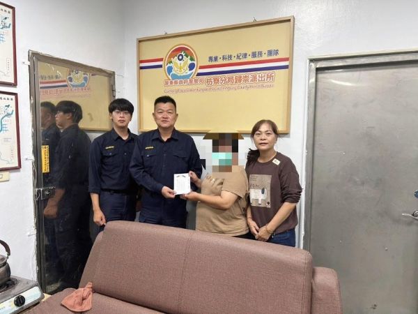 枋警偕地方團體『部落心』 助貧女安葬截肢母1