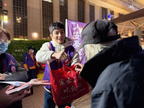 歲末送暖迎立春 王家梁夜訪弱勢送年禮 力挺人安寒士吃飽301
