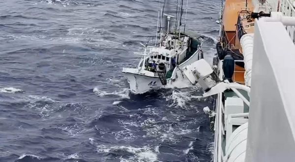 漁船船員百浬外受傷斷腿困惡浪 海巡雲林艦馳援接駁1