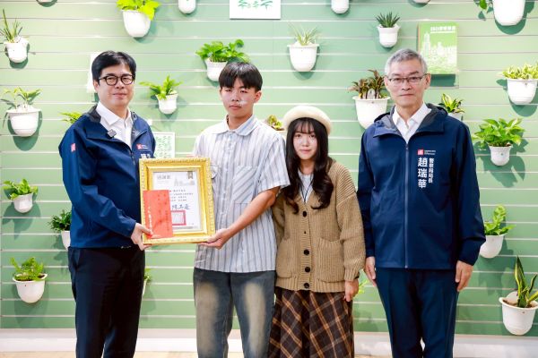 男大生阻危害擴大、國中生暖伴身障者過馬路 陳其邁公開表揚善行義舉1