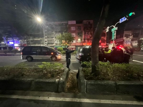 謝男追撞前車 再撞第二輛車 被查獲第二級毒品1