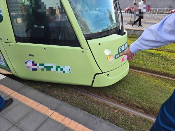 警示燈號已亮起 父子倆強行通過與輕軌車擦撞2