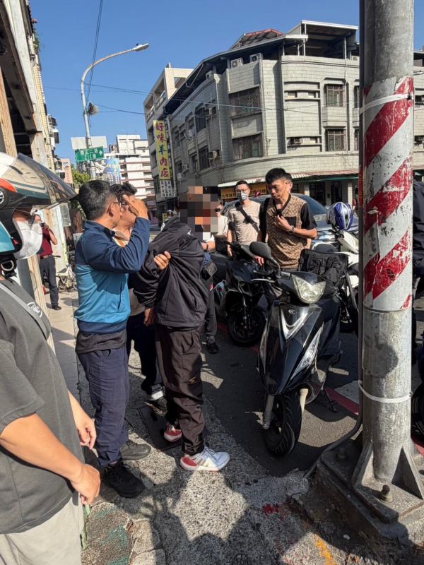 閃電破案 鳳山警12小時內科技圍捕 項鏈搶匪市場落網1