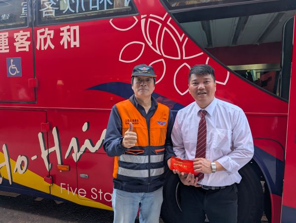 駕駛辛苦了 高雄市區監理所督導客運場站發送年前小紅包1