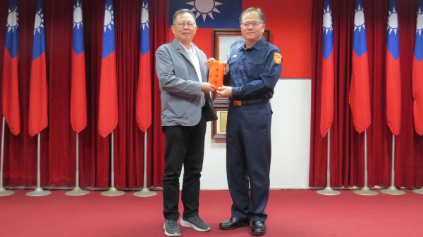 高雄港警友會謝龍隱主委拜早年 贈送春節慰勉金 慰勞員警終年辛勞1