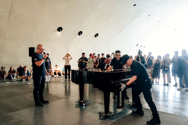 2,555個日子的溫暖陪伴 衛武營新舊公共鋼琴交接 攜手瑞儀光電1