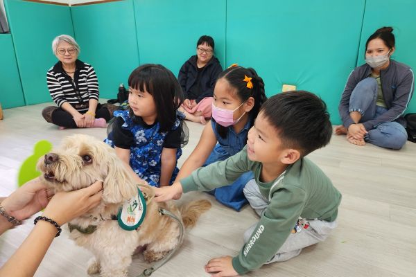 「毛」老師來上課 狗狗進入早療中心找回笑容1