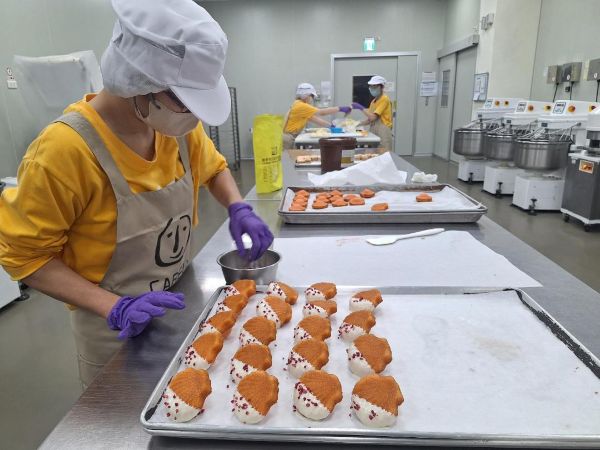 喜憨兒女王甜點月2件85折 造型甜點加上童趣包裝吸睛1