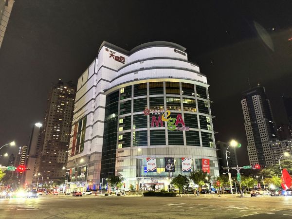 大遠百連續第8年響應關燈一小時 推動「微光擊掌」系列行動1