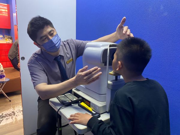 奶奶的守護，讓光重新照進孩子的眼中 社工到企業愛心接力，展望會串連資源助弱視童迎接新學期1