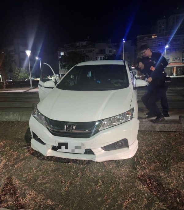 小客車誤入輕軌路廊 駕駛情緒異常激動 毒品唾液快篩陽性反應2