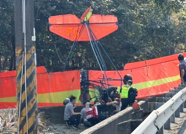 滑翔翼於屏東縣高樹鄉墜落1人傷送醫1