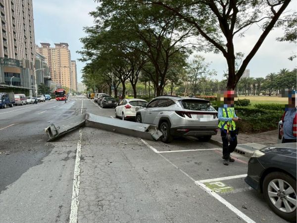神農路建案鋼筋掉落損2車1
