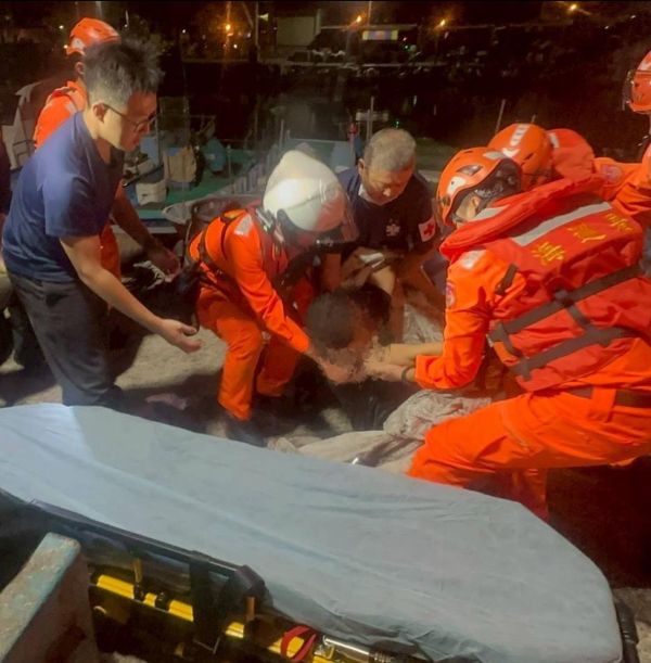 蚵子寮夜落水驚魂 海巡火速前往救援1