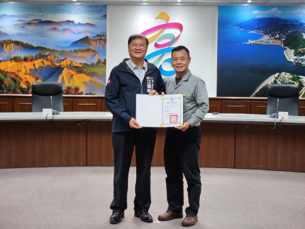 高市府召開勞工自治委員會 頒發新聘聘書並致匾感謝委員長期貢獻1